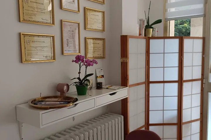 I diplomi di Cristina appesi alla parete dello studio